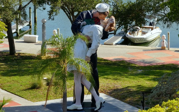 The Kiss Statue in Sarasota